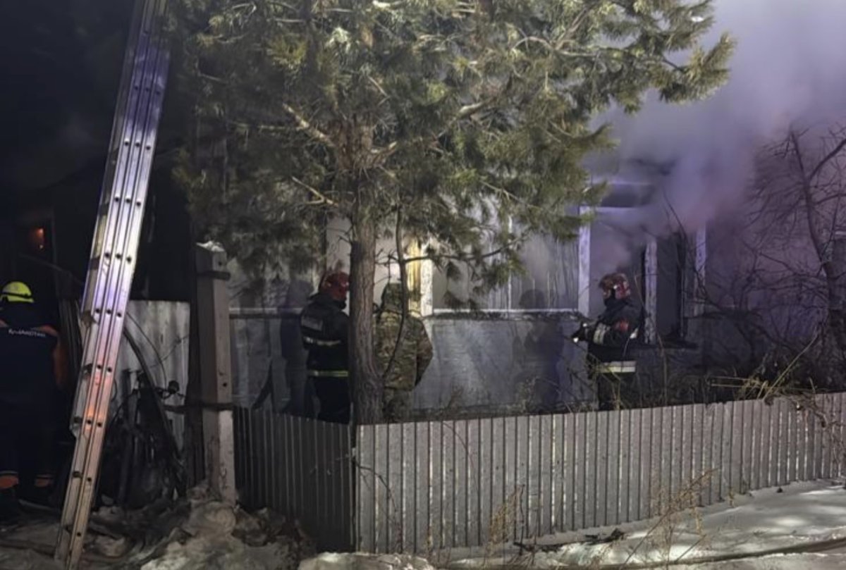 Заперли на замок одну дома и ушли: 5-летняя девочка погибла в пожаре в СКО