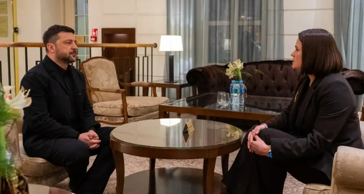 Зеленский впервые встретился с Тихановской и пригласил ее в Киев