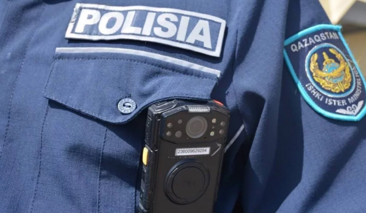 Экс-полицейских в Туркестане уволили после заявления 18-летней девушки