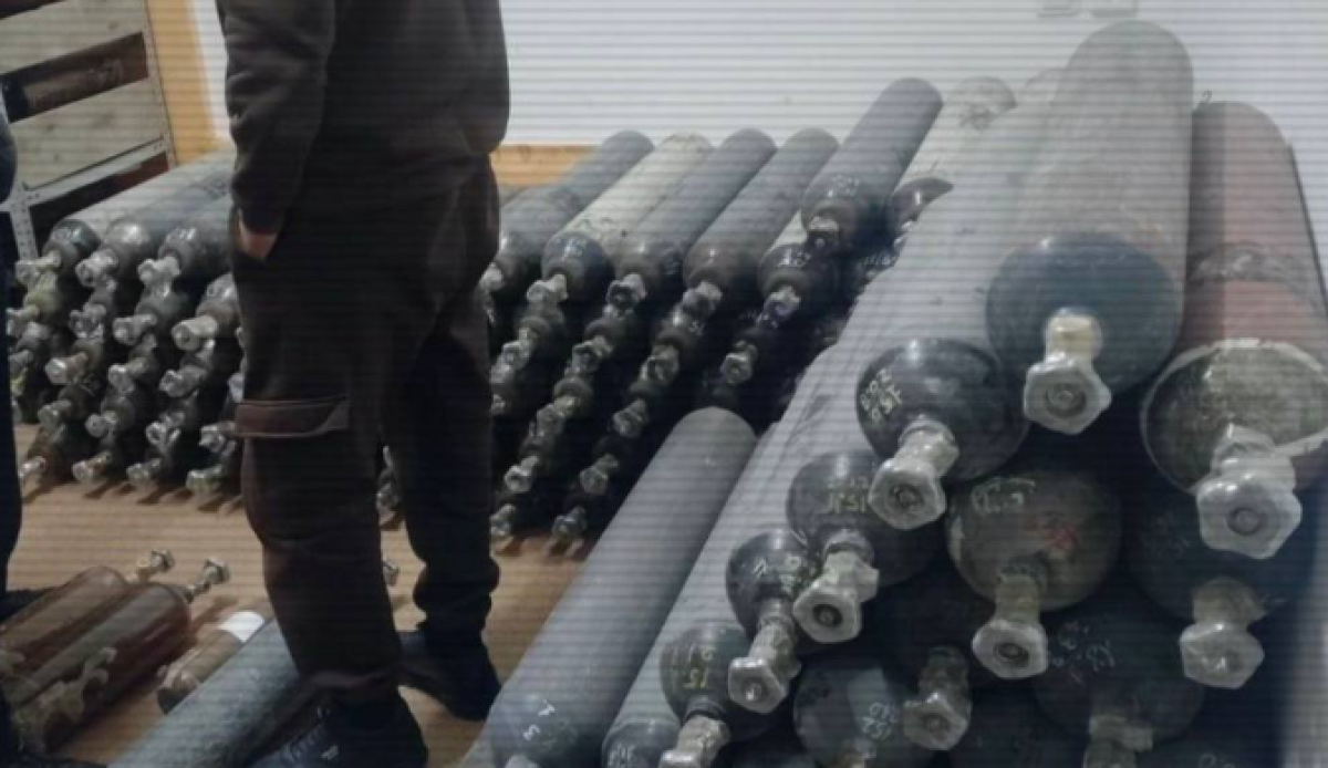 Сотни баллонов с "веселящим газом" нашли на складе в Шымкенте