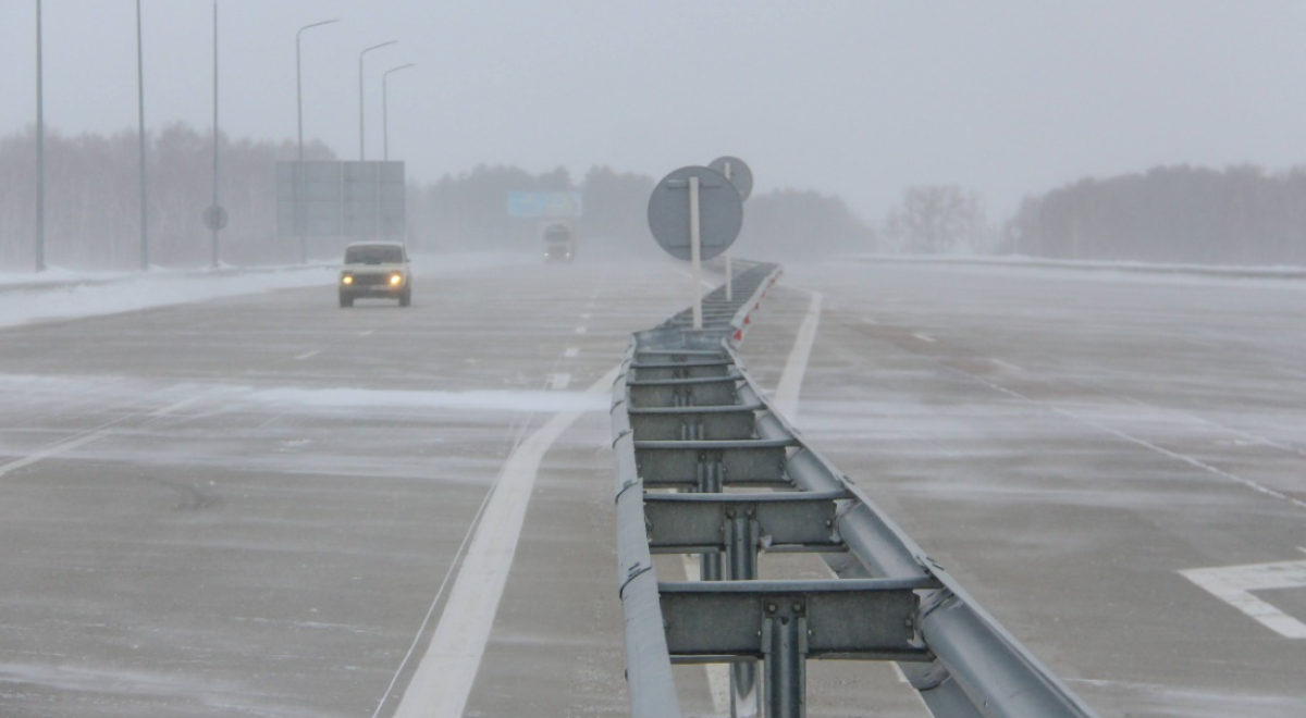 В ЗКО из-за тумана и гололёда закрыли участок республиканской трассы