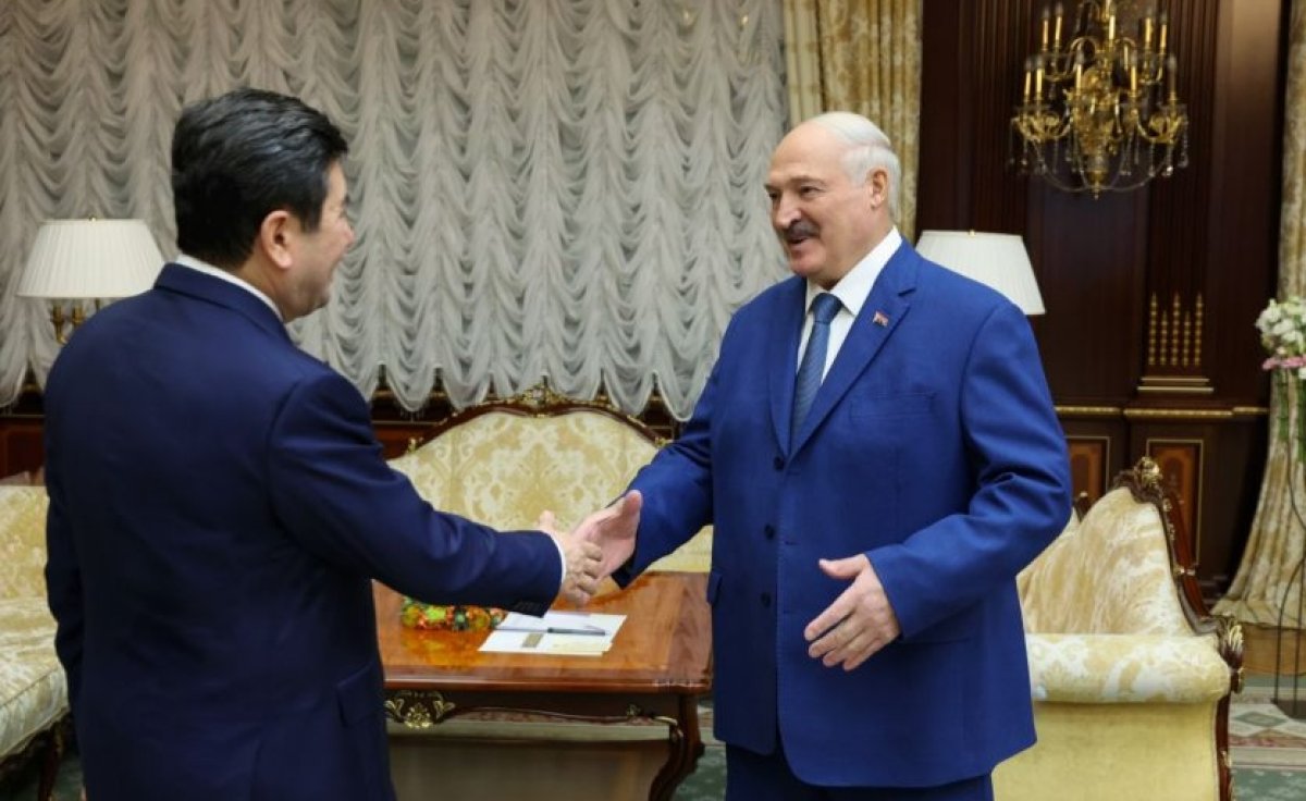 Лукашенко призвал Казахстан не терять Беларусь в этом "безумном мире"