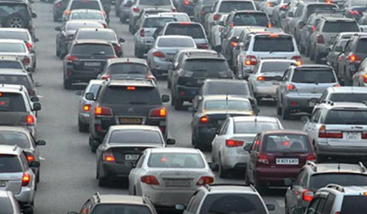 Алматы парализовало снегом: город встал в 10-балльных пробках