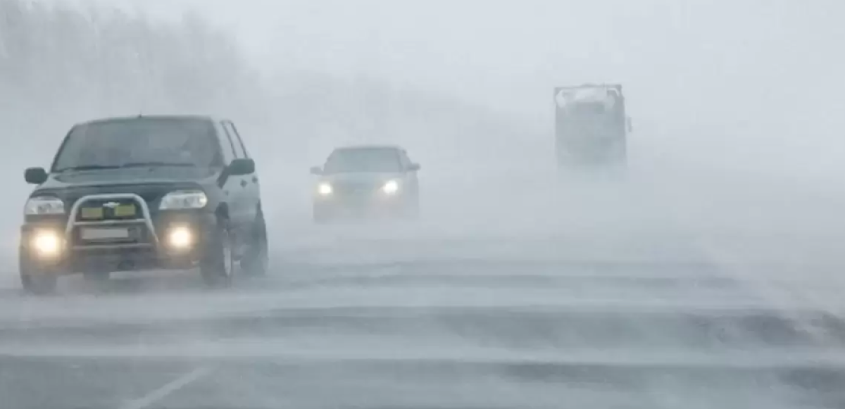 Непогода парализовала трассы: ограничения ввели сразу в нескольких регионах РК