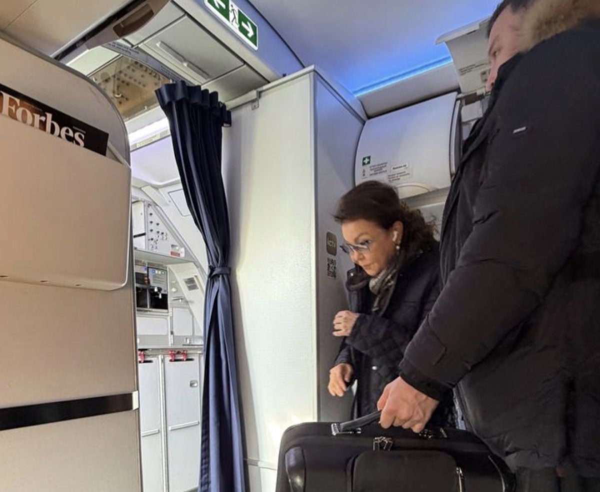 Не на частном джете: Даригу Назарбаеву заметили на рейсе Астана - Алматы