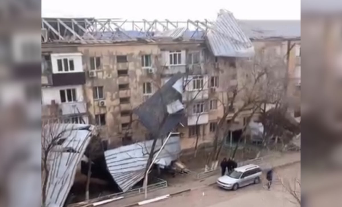 Летающие крыши: жители Конаева обрушились с критикой на акимат