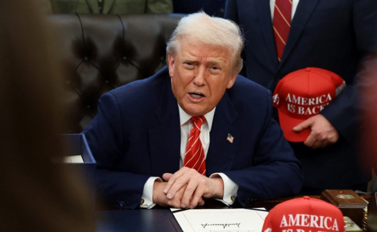 Трамп грозит Ирану "жесткими мерами" и еще одним авианосцем