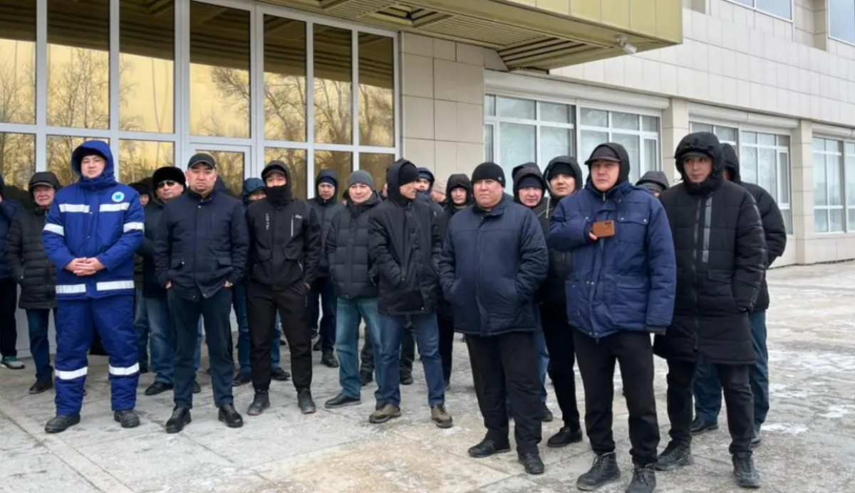 Рабочих завода стеклопластиковых труб массово увольняют в Мангистау