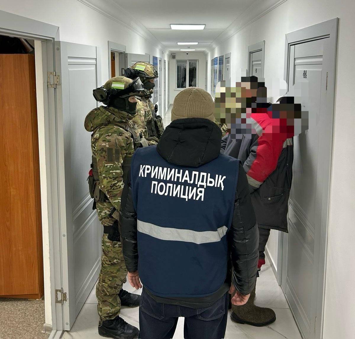 Месяц держали на «счётчике»: в Актобе задержали группу вымогателей