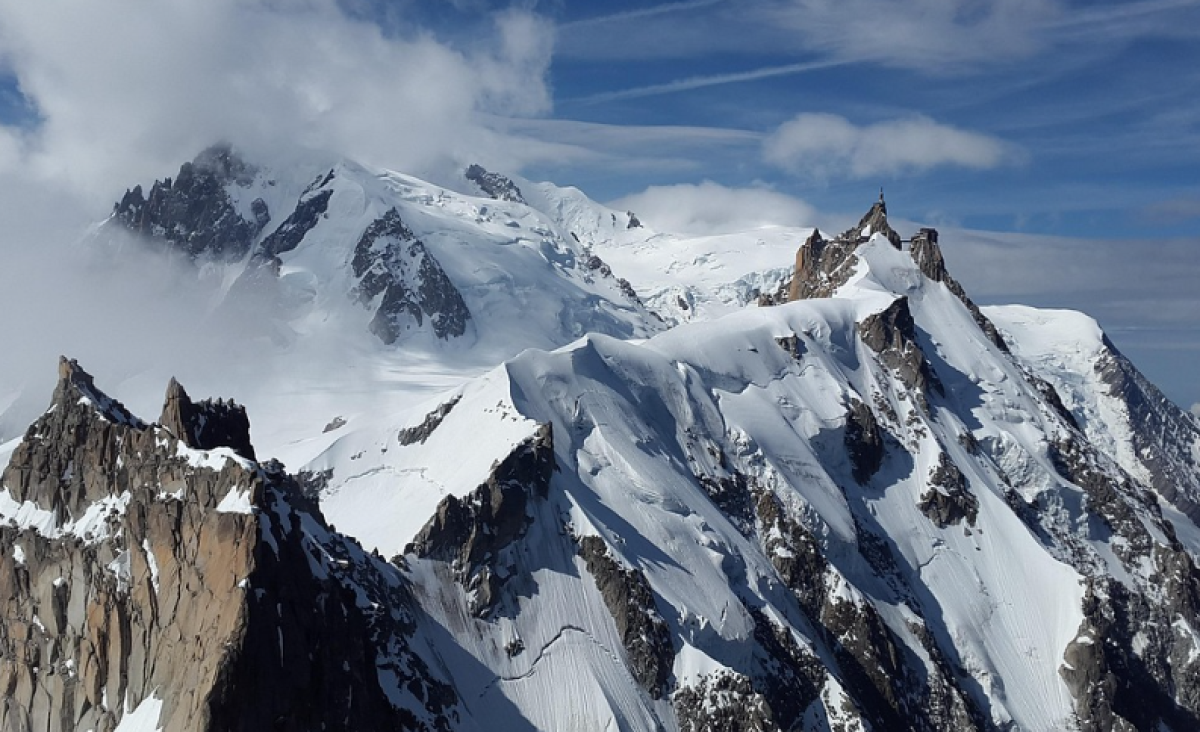 Засыпало лавиной: турист чуть не погиб в горах Алматы