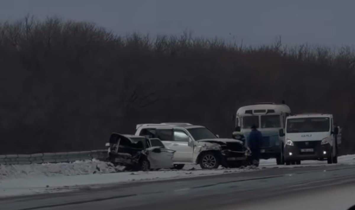 Два авто разбились на трассе в Акмолинской области