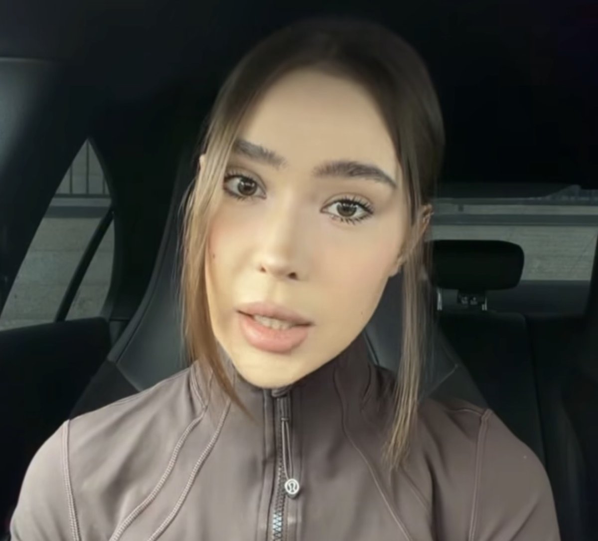 «Схватил меня за грудь»: алматинка обвинила курьера в домогательствах