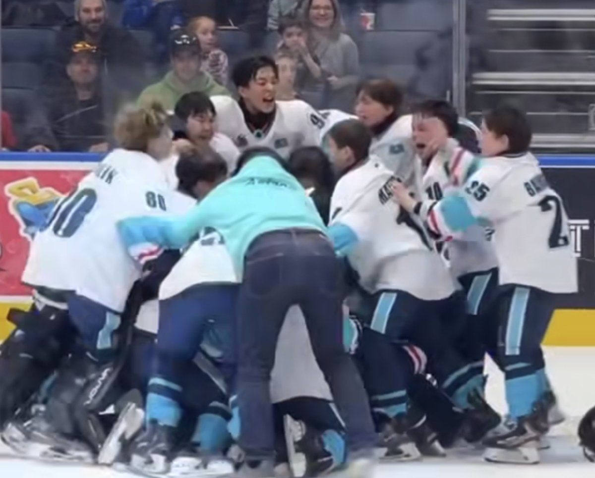 Казахстанские дети обыграли канадцев в хоккее