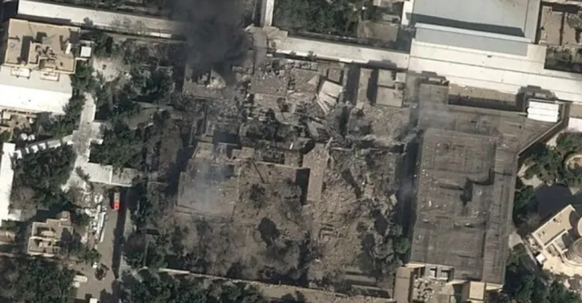 СМИ сообщили о разрушении резиденции верховного лидера Ирана