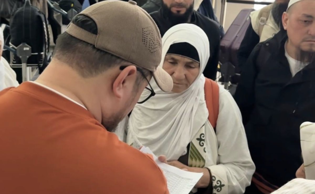 В Атырау приземлился первый самолёт с эвакуированными паломниками из СА