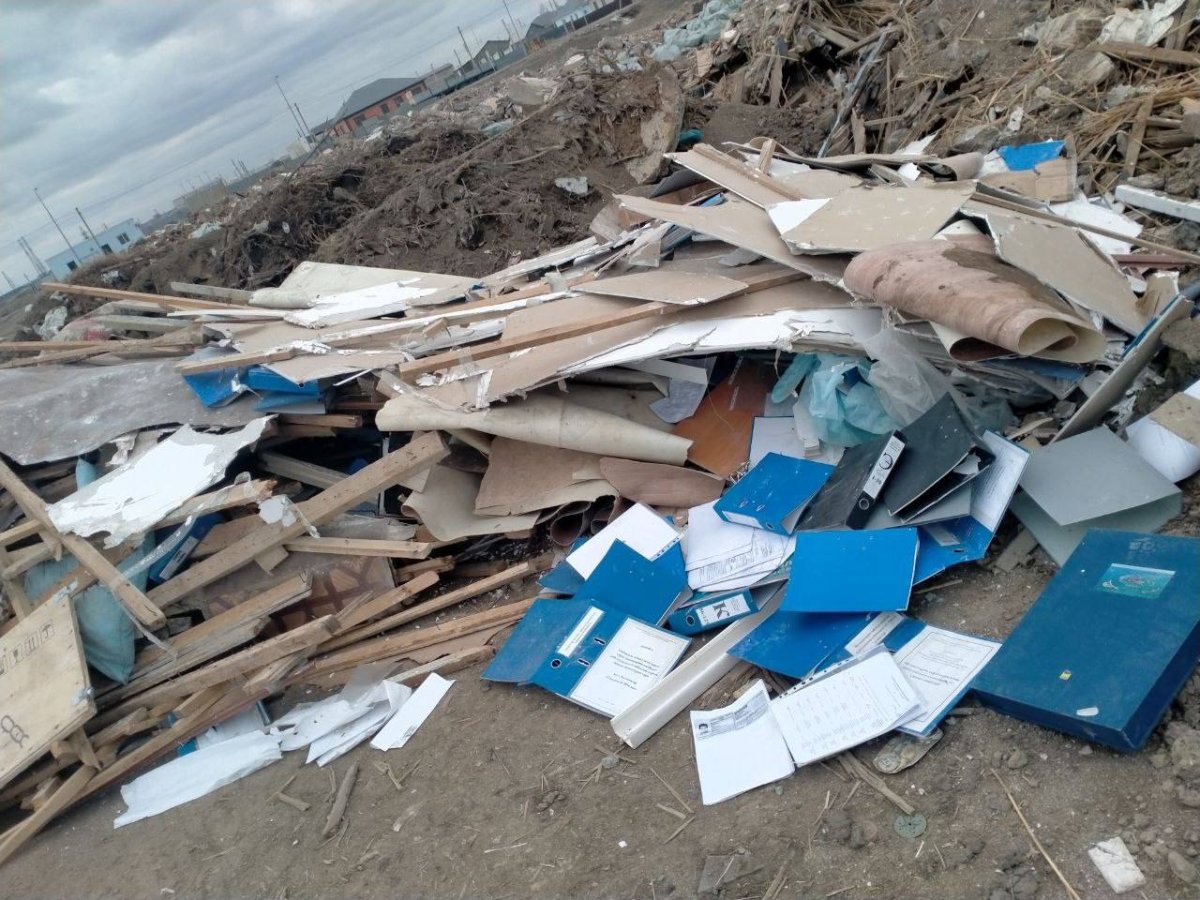 Архивные бумаги с личными данными валяются среди мусора в Атырау