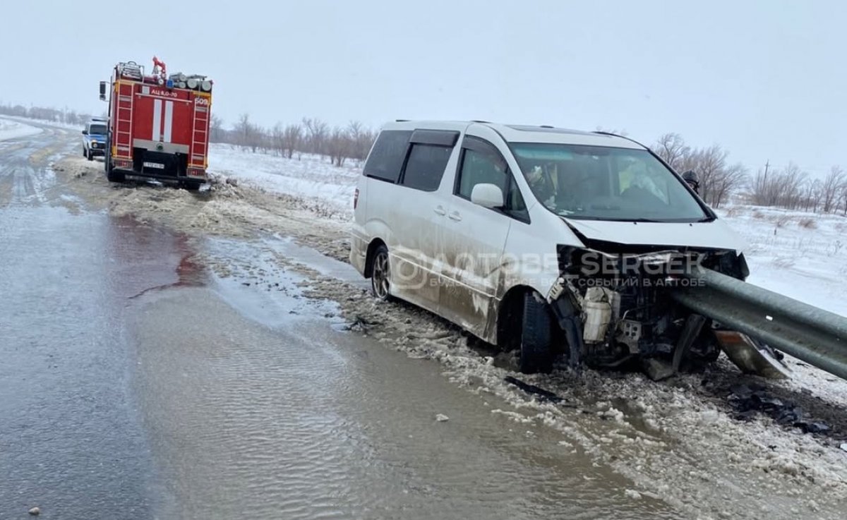 Отбойник насквозь пробил авто в Актюбинской области