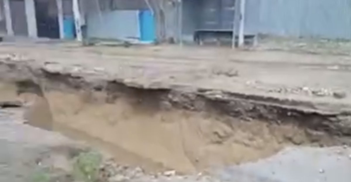 Асфальт ушёл под землю: в Шымкенте обвалилась дорога