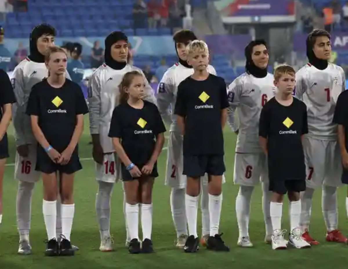 Отказались петь гимн: иранские футболистки останутся в Австралии