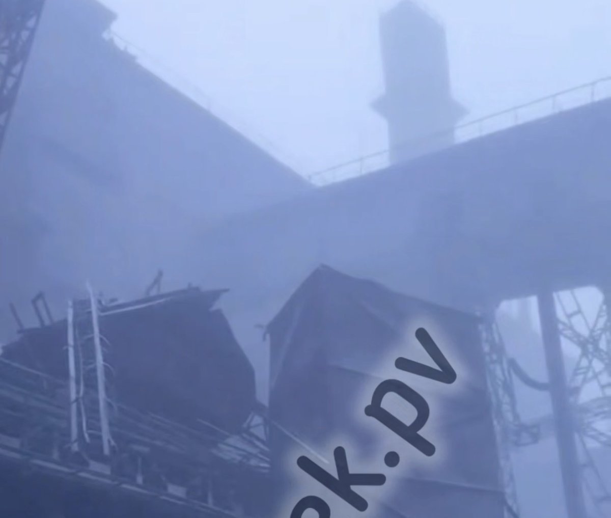 Ветер обрушил трубу на заводе ферросплавов в Аксу