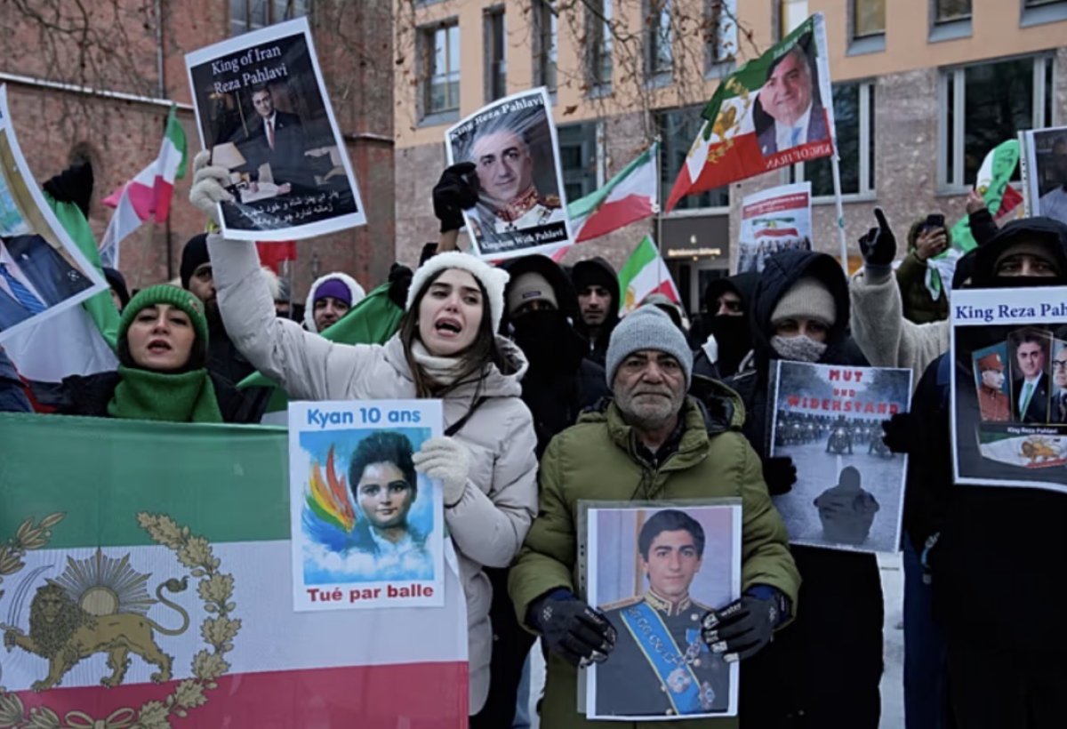 «Будем обращаться как с врагами»: в Иране пригрозили протестующим расправой