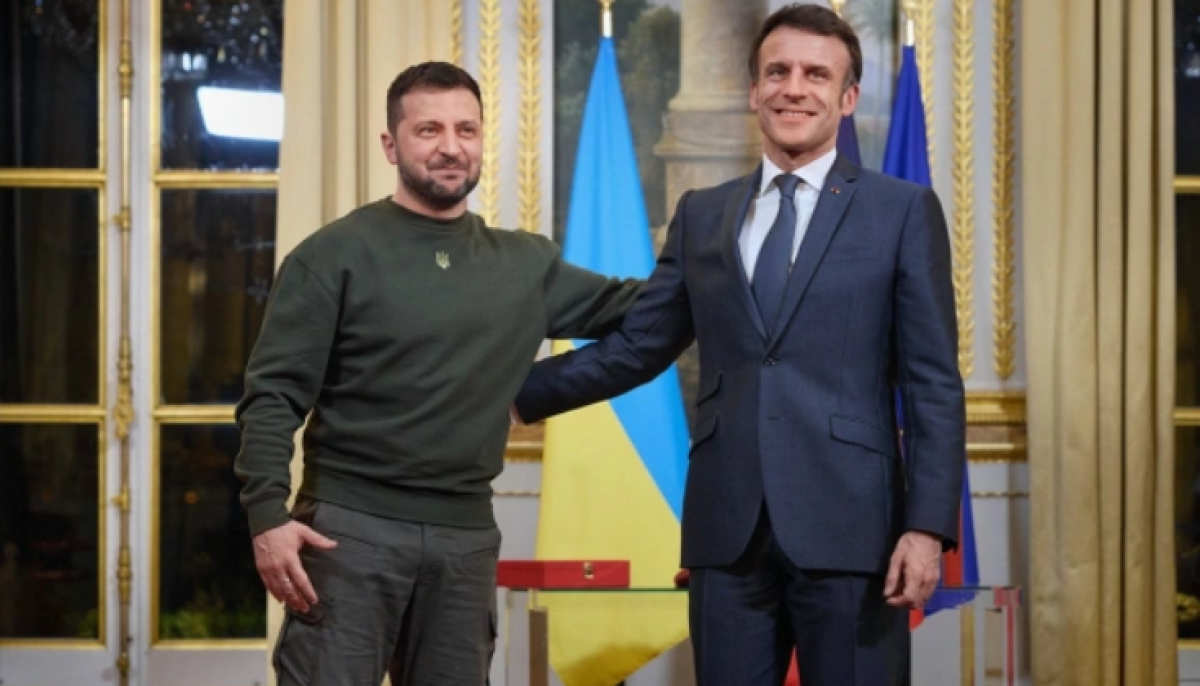 Зеленский прилетел в Париж на встречу с Макроном