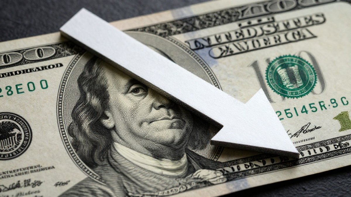 На слухи о падении доллара до 400 тенге ответил финансист