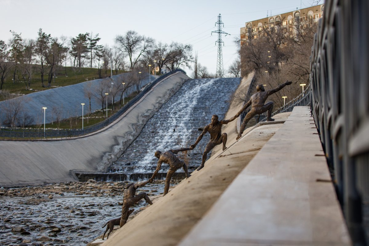 Живая цепь на Сайране: новый арт-объект открыли в Алматы