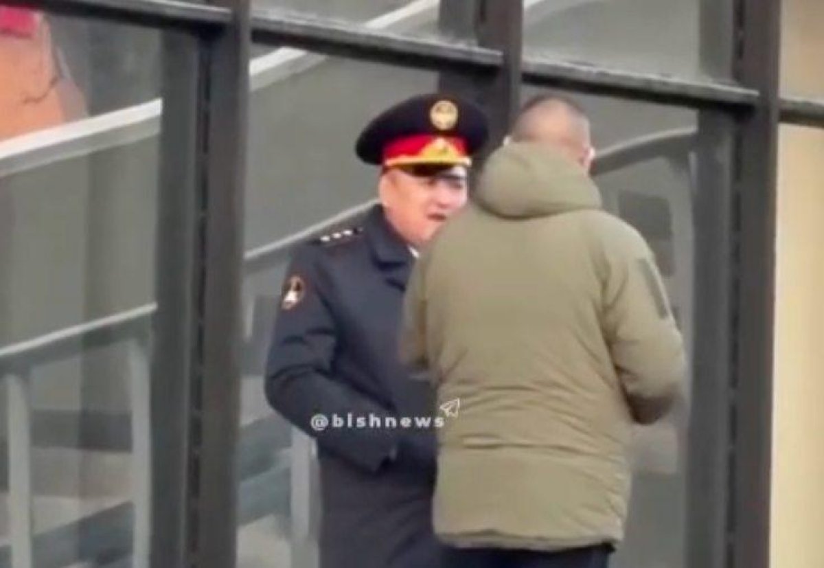 Главу МВД Кыргызстана оштрафовали за курение в общественном месте