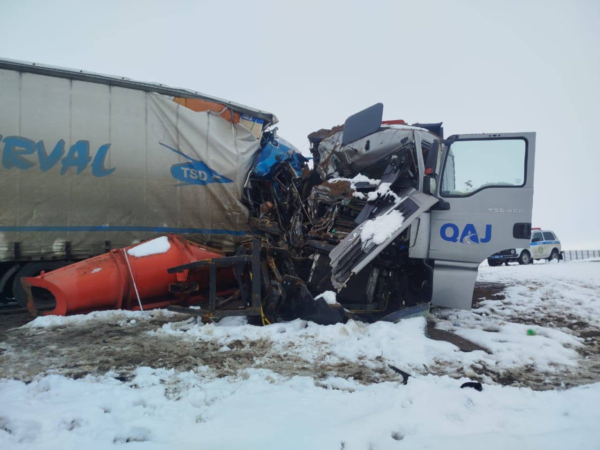Грузовик врезался в дорожную технику на трассе Астана–Кокшетау