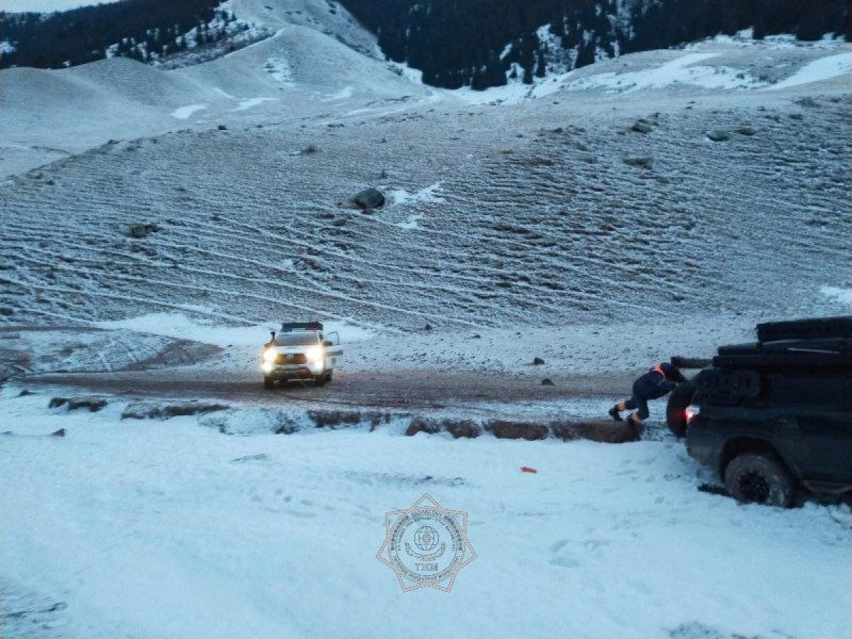 Семья с двумя детьми пропала в горах под Алматы: их искали всю ночь