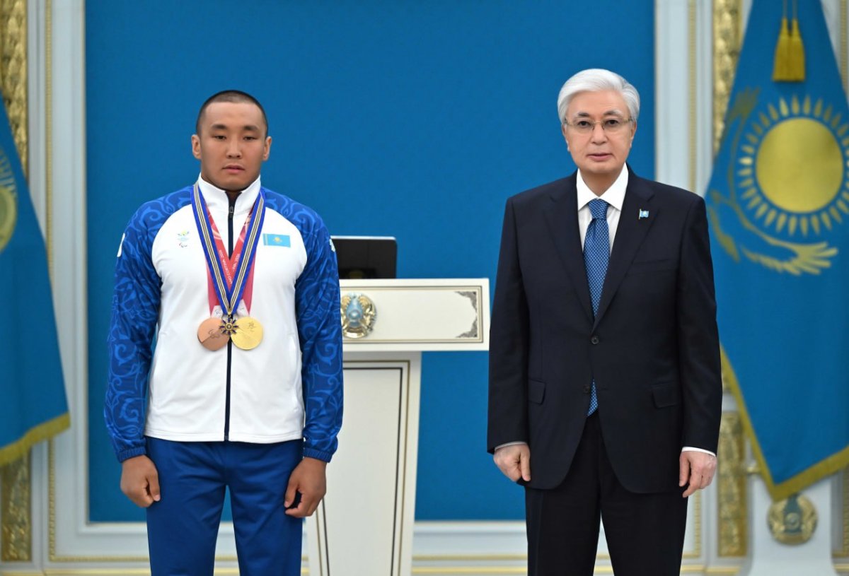 Паралимпийский чемпион Ербол Хамитов получил награду от президента