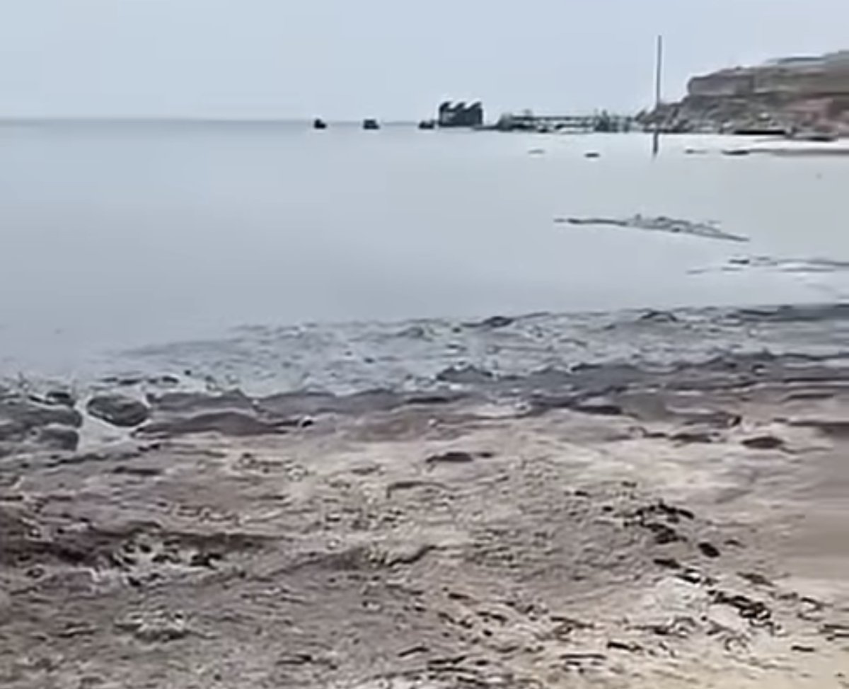 Жители Актау заподозрили слив неизвестной жидкости в Каспий