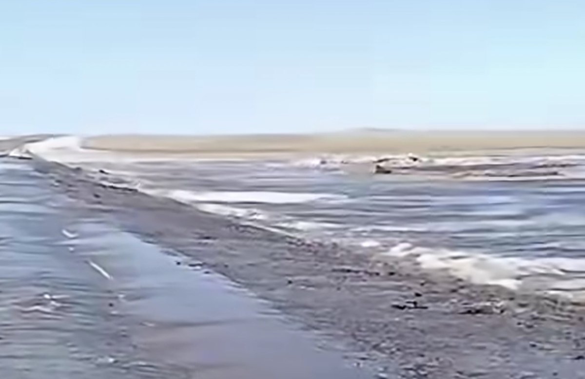 Талые воды затопили трассы на севере Казахстана