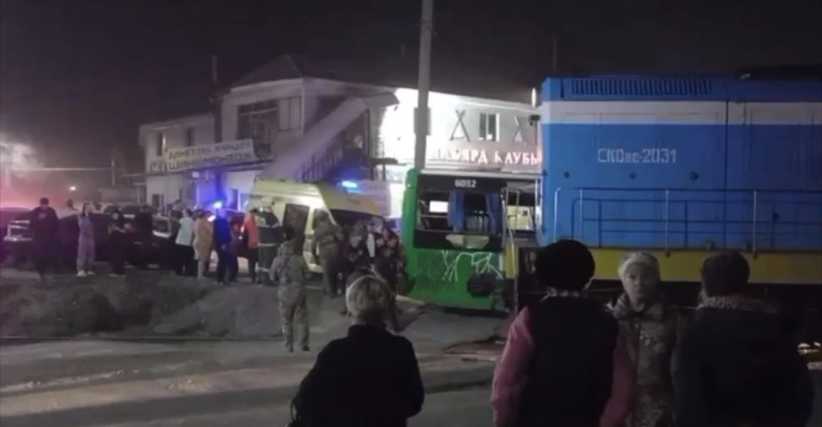 Автобус столкнулся с поездом под Алматы: есть пострадавшие