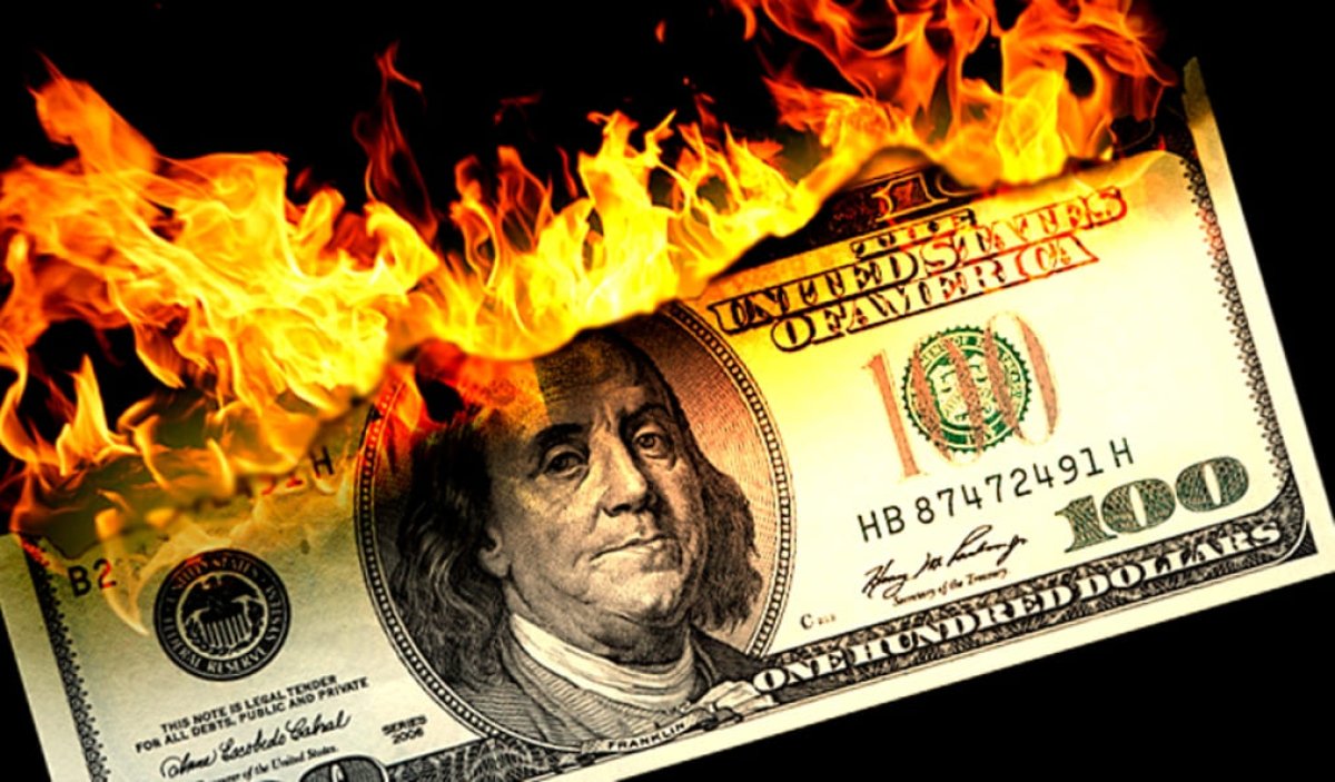 Доллар рухнул на торгах в Казахстане