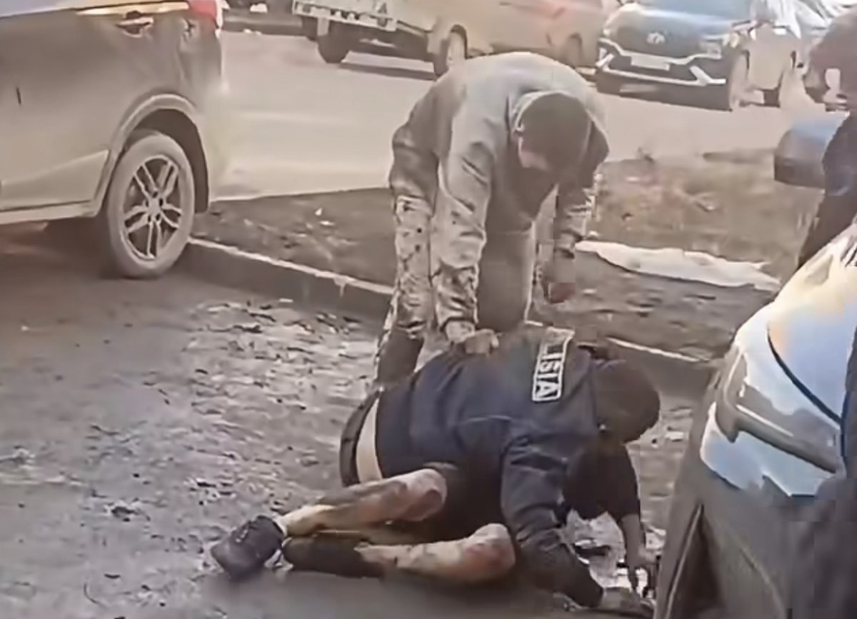 Трое пьяных мужчин напали на полицейского в Костанае