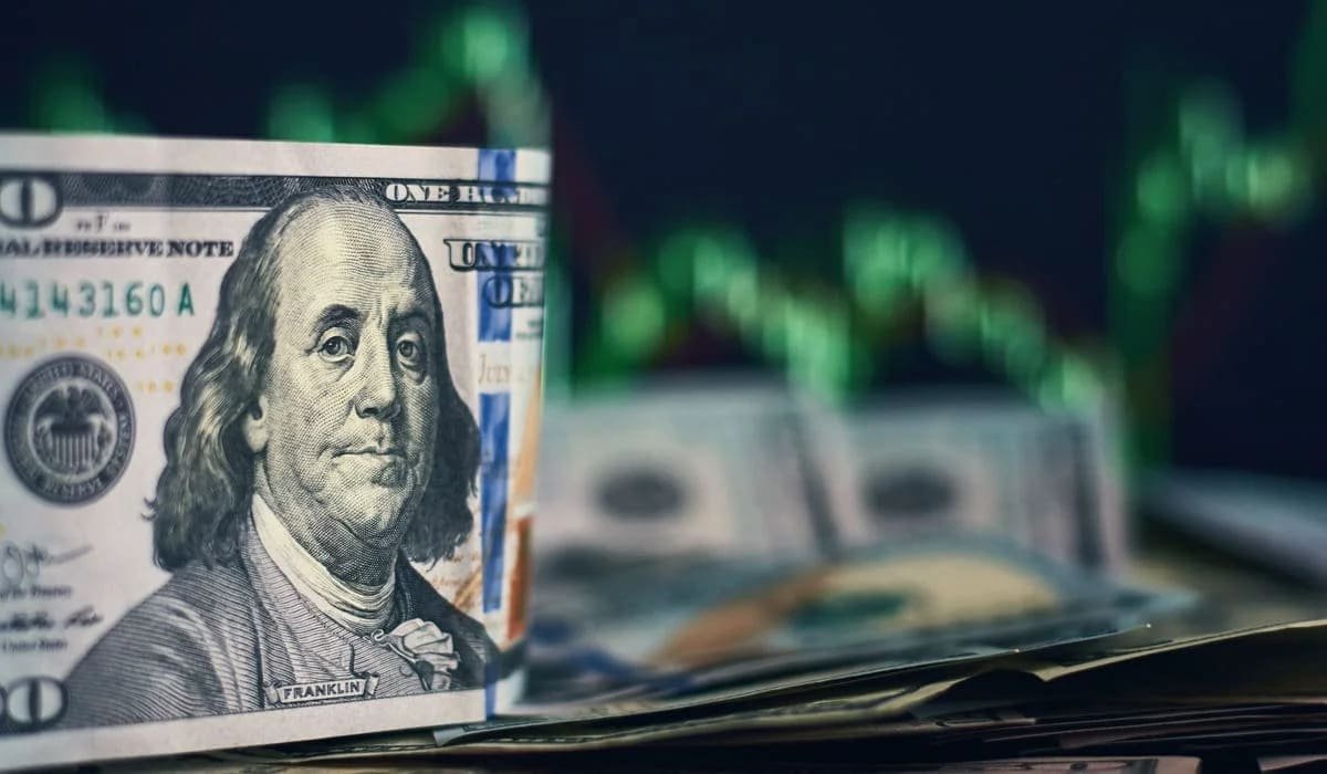 Курс доллара ускорил снижение в Казахстане