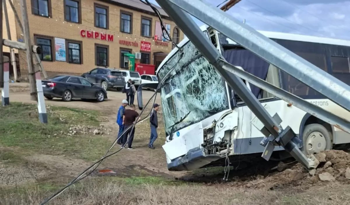 ДТП со школьным автобусом в ЗКО: в больнице остаются четверо детей