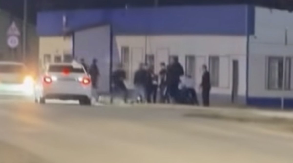 Молодые парни избили полицейских в Атырауской области