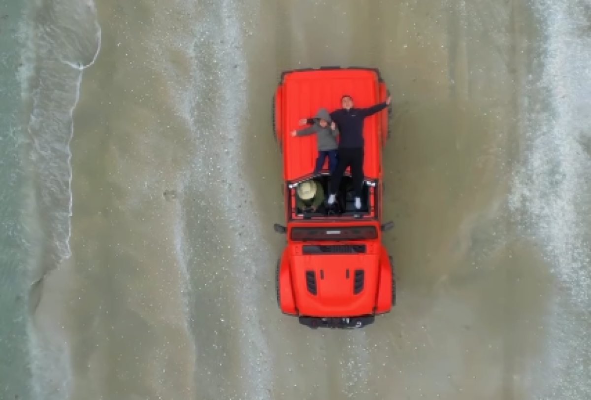 Поездка по Каспию на джипе обернулась штрафом для узбекистанского блогера