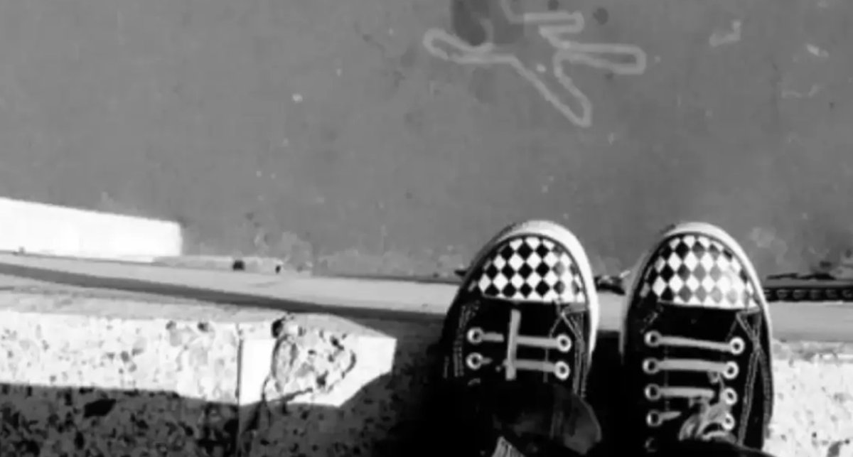 В Караганде 16-летняя девушка хотела спрыгнуть с крыши - ее успели спасти