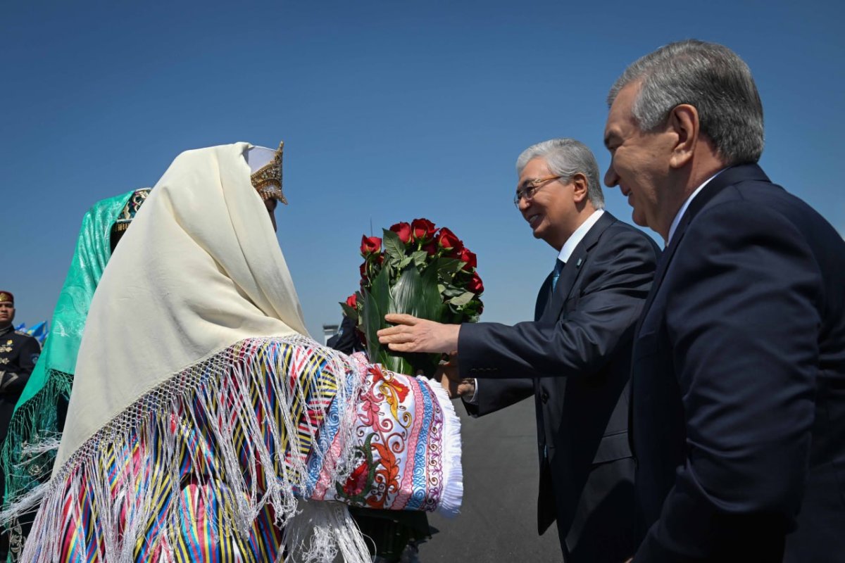 Цветами и песнями: как Токаева встретили в Узбекистане