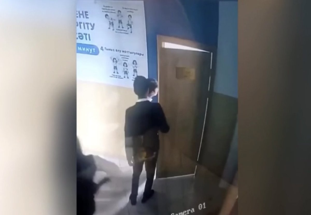 Школьник лишился глаза после избиения в гимназии Тараза