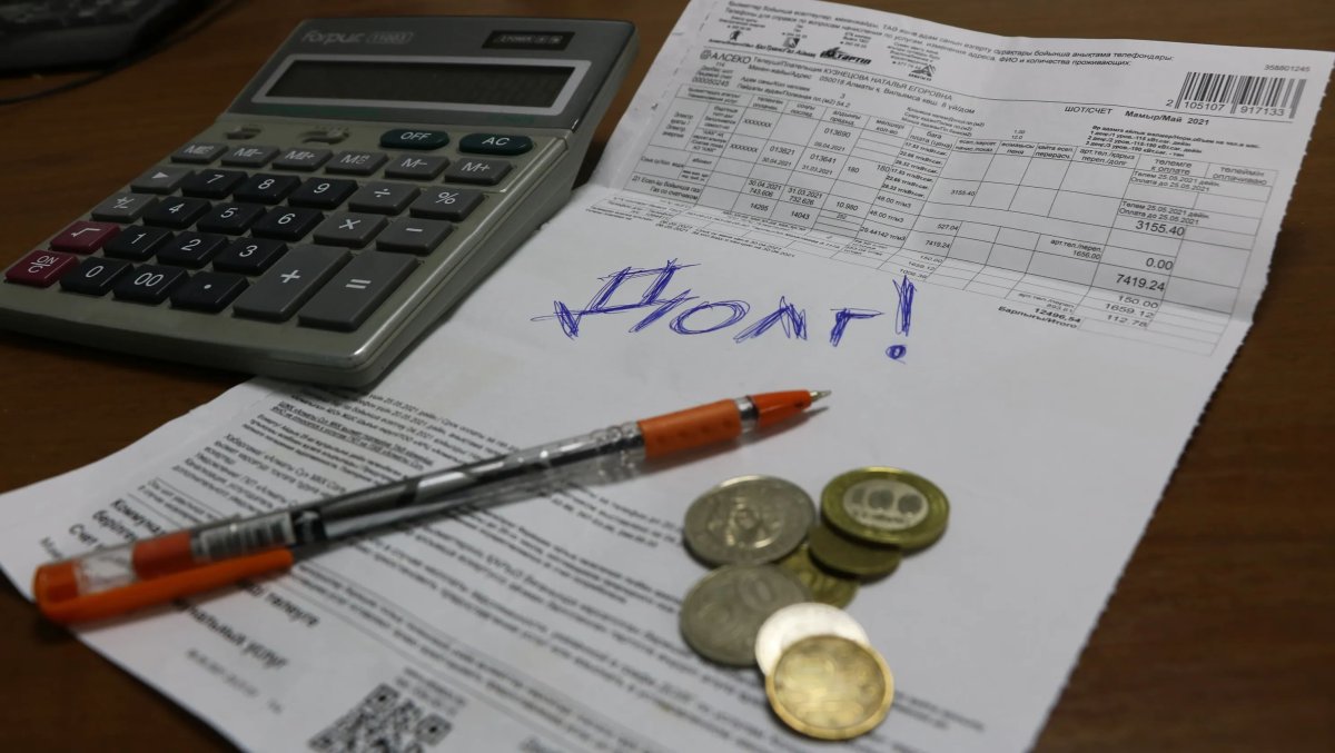 Счета и имущество сотен алматинцев арестовали из-за долгов по коммуналке