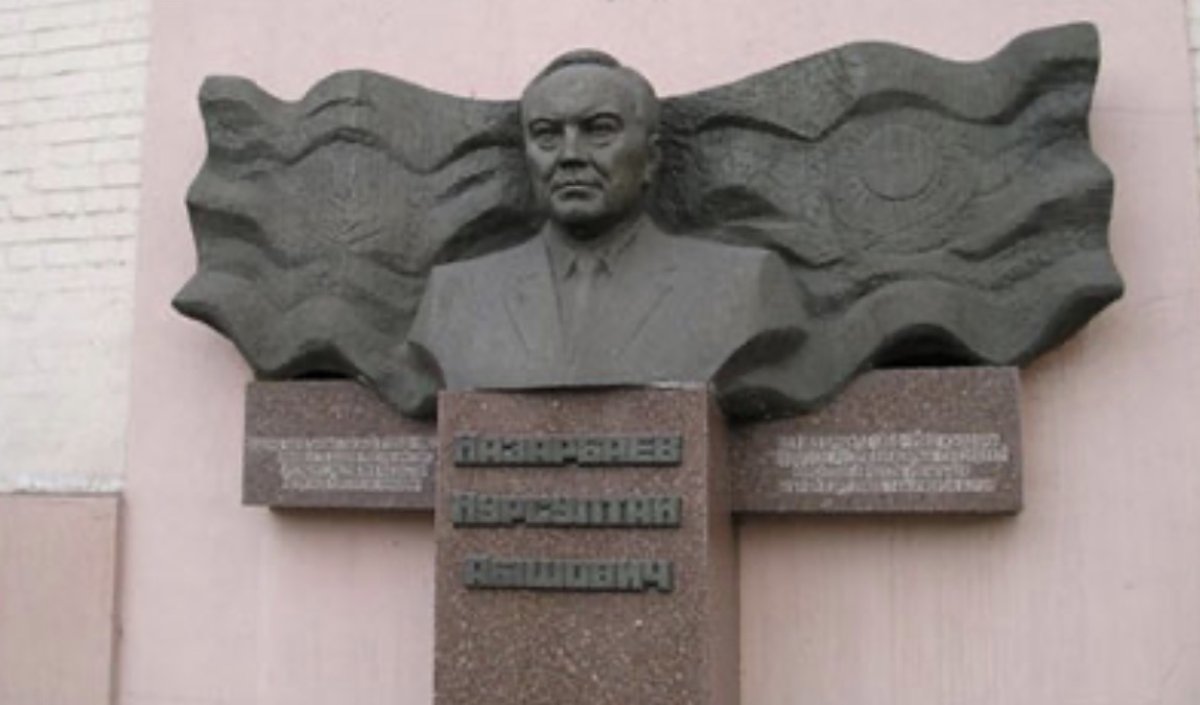 Памятник Назарбаеву не будут сносить в Украине