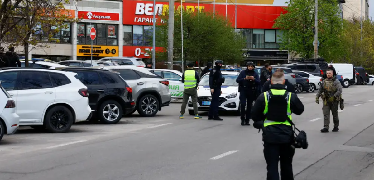 Есть погибшие: в Киеве стрелок захватил заложников