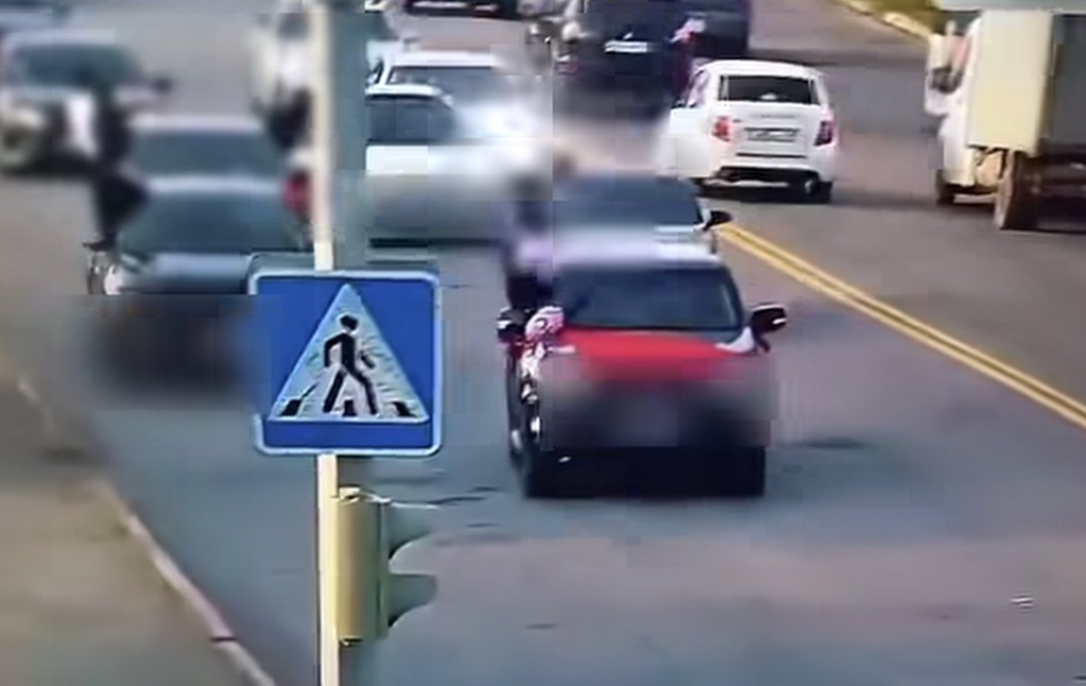 Свадебный кортеж устроил опасное шоу на дороге в Уральске