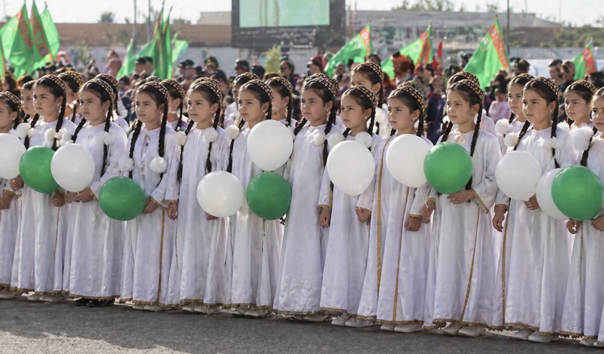 Часами на холоде: детей в Туркменистане используют ради съёмок на госТВ