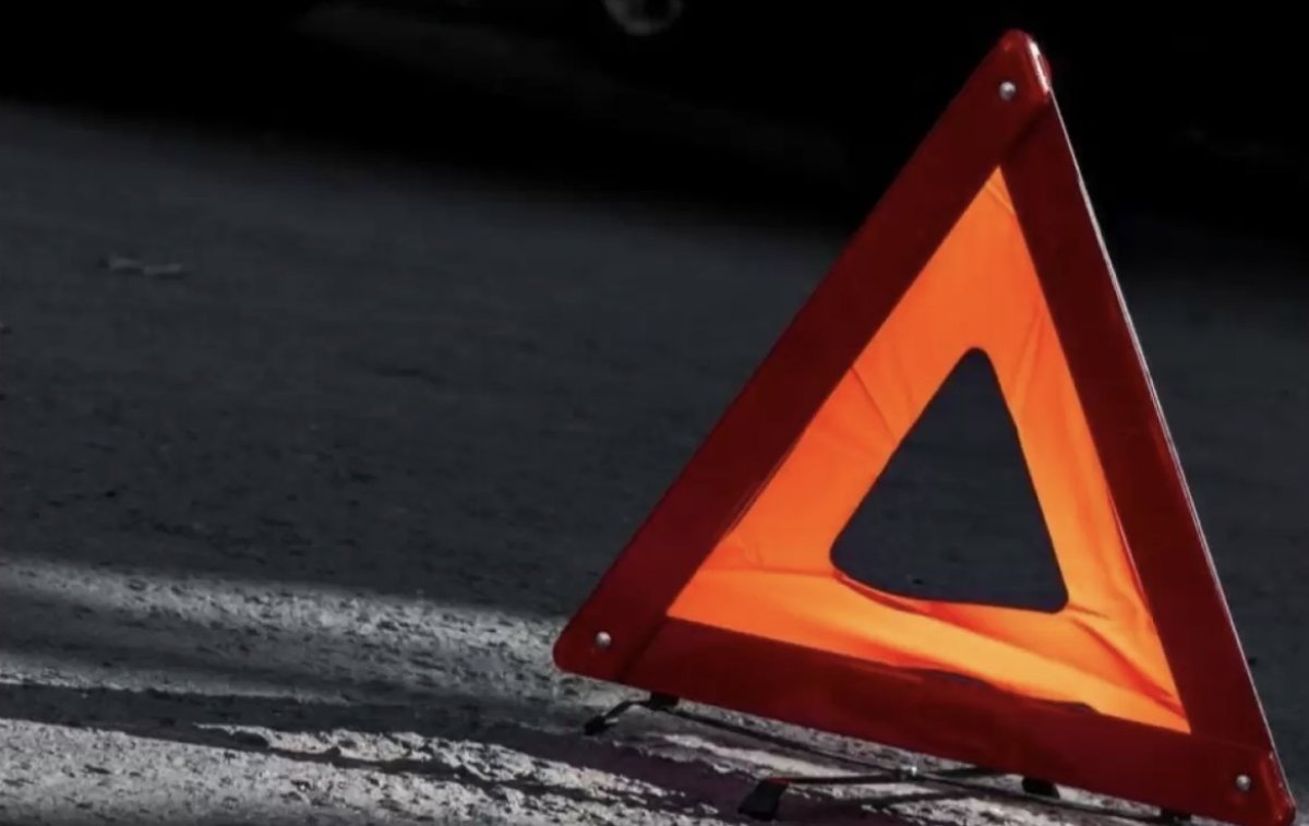 В Алматы грузовик врезался в забор и перевернулся: погиб водитель